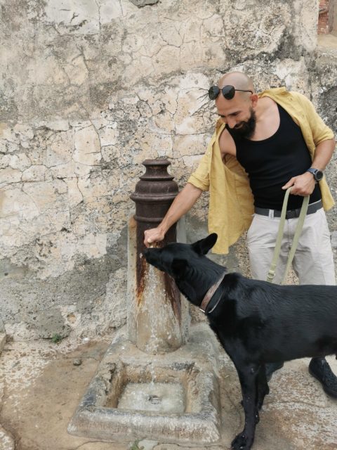 Alaa und Ryok am Wasserspender auf Elba