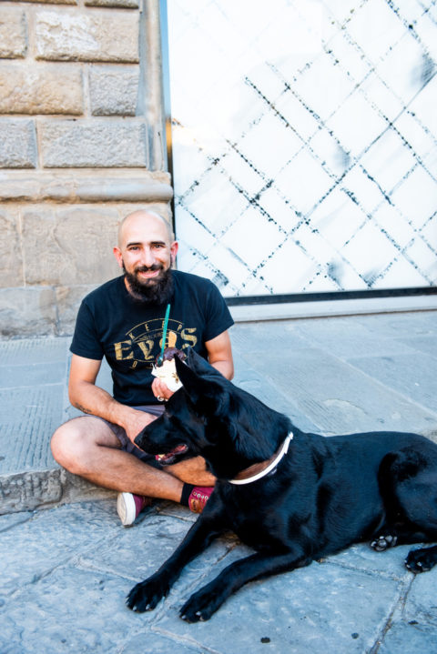 Eis essen in Florenz mit Hund