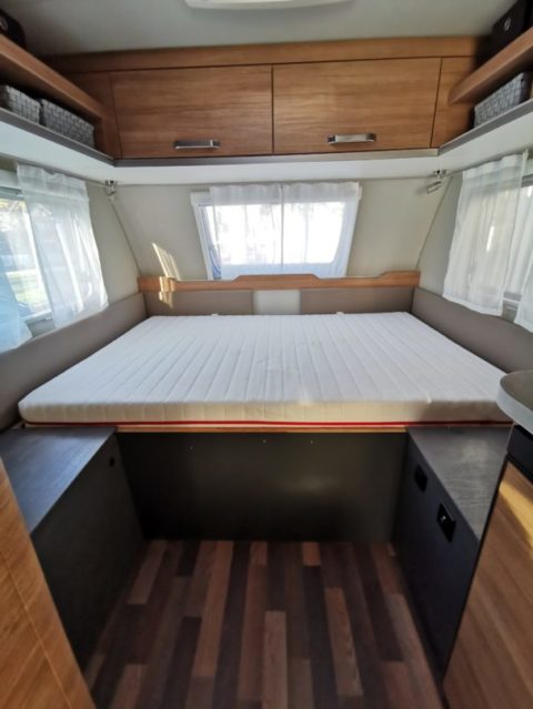 Caravan mit neuem Bett und neuem Stauraum