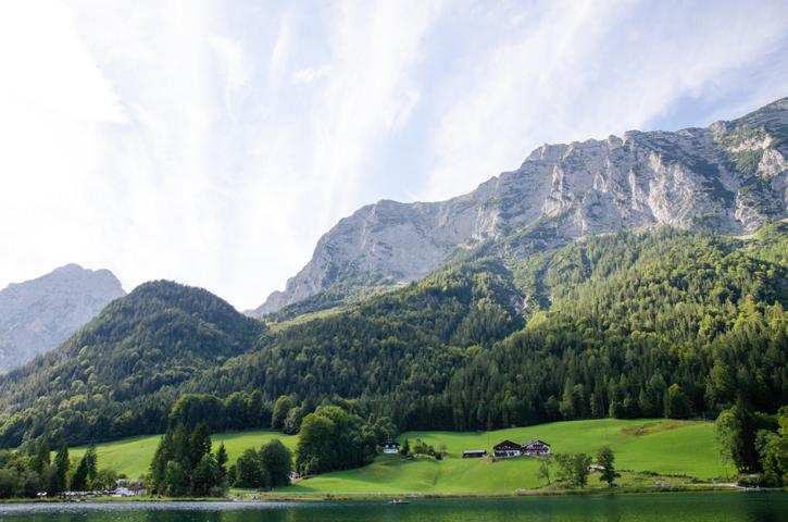 Alpenblick an einem See Deutschland thealkamalsontheroad