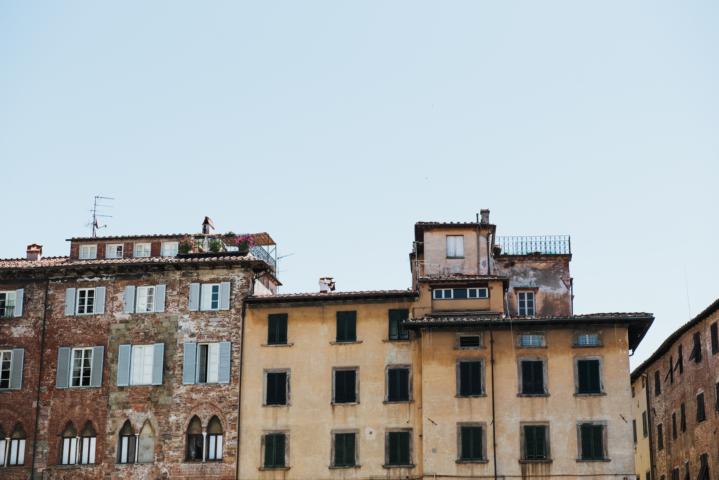 Häuserzeile am Piazza San Michele Lucca thealkamalsontheroad