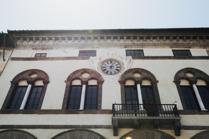 Haus mit Uhr Lucca thealkamalsontheroad