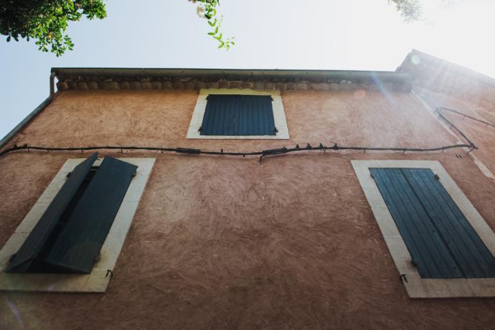 Hauswand in Roussillon thealkamalsontheroad