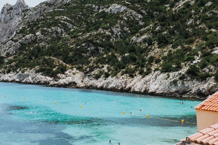 Côte d’Azur azurblaues Meer in den Calanques thealkamalsontheorad
