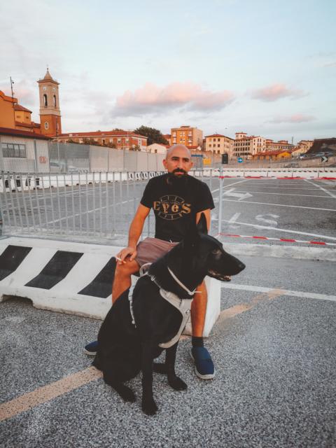 Alaa und Ryok warten im Hafen von Livorno auf die Fähre thealkamalsontheroad