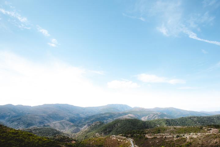 Blick über das Gebirge von Sardinien thealkamalsontheroad
