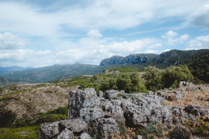 Nuraghenruine mit Fernsicht Ostküste Sardinien thealkamalsontheroad