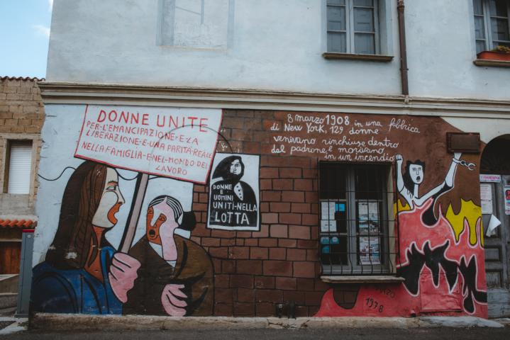 politische Bilder an den Wänden von Orgosolo Ostküste Sardinien thealkamalsontheroad