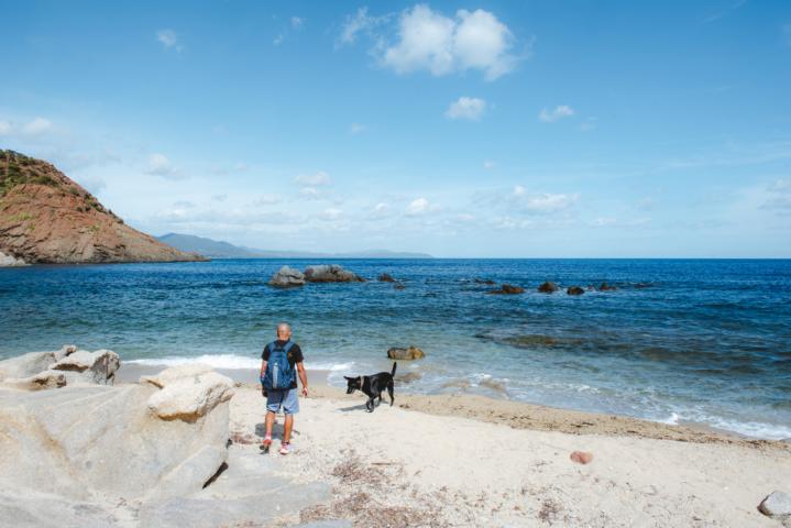 Alaa und Ryok am Meer Wanderung zum Capo Ferrato Sardinien thealkamalsontheroad