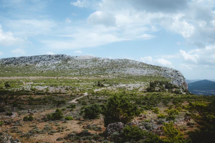 Blick auf Berge und Wanderweg Hochebene Wanderung Codula de sa Mela Sardinien thealkamalsontheroad