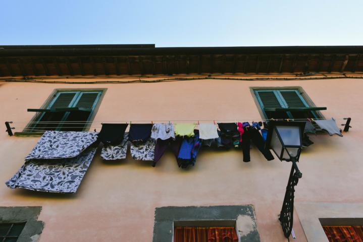 Wäsche vorm Fenster in Portoferraio Elba thealkamalsontheroad