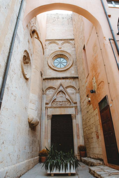 Seiteneingang Dom thealkamalsontheroad cagliari Sardinien