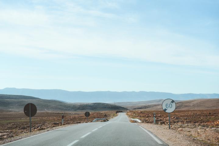 Straße mit weiter Sicht Marokko thealkamalsontheroad
