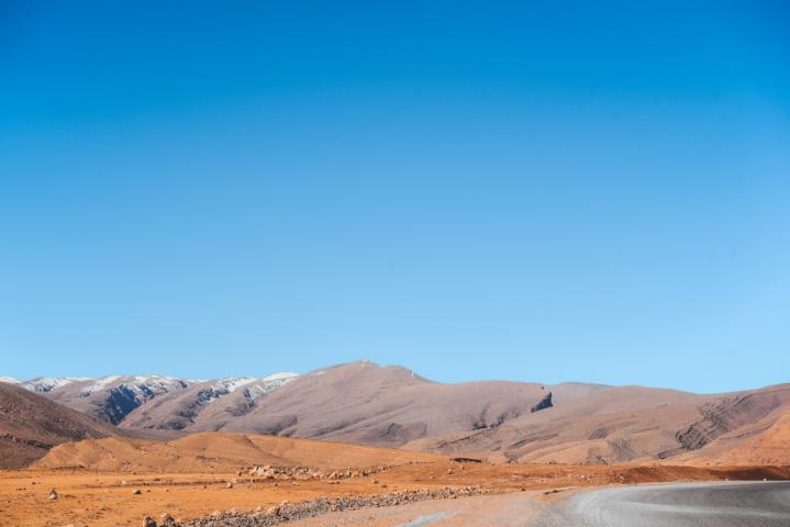 hoch oben im Atlasgebirge Marokko thealkamalsontheroad