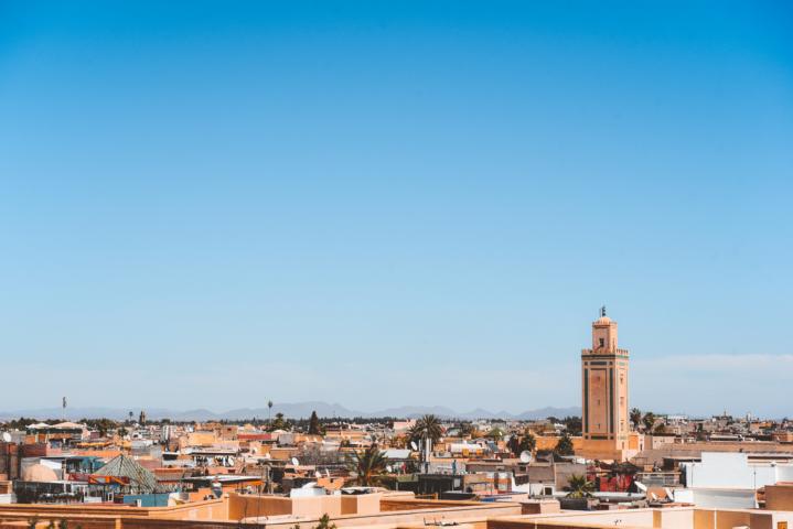 Marrakesch von einem Dach aus fotografiert Marokko thealkamalsontheroad