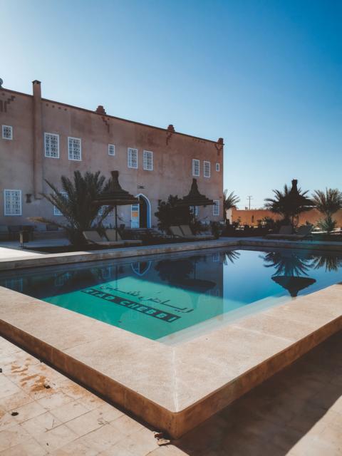 Pool in einem Riad in der Wüste Marokko thealkamalsontheroad