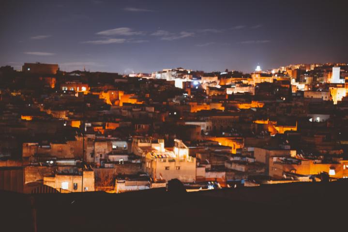Fès bei Nacht Marokko thealkamalsontheroad