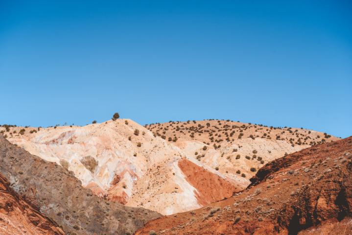 braune Farben im Atlasgebirge Marokko thealkamalsontheroad