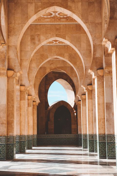 langer Gang mit Torbögen Hassan-Moschee Casablanca Marokko thealkamalsontheroad