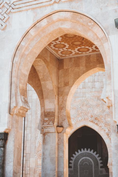 Torbögen Hassan-Moschee Casablanca Marokko thealkamalsontheroad