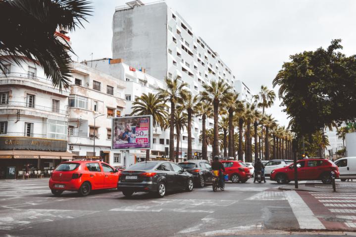 viel Verkehr in Casablanca Marokko thealkamalsontheroad