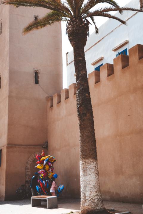 Mann mit Luftballons in Essaouira Marokko thealkamalsontheroad