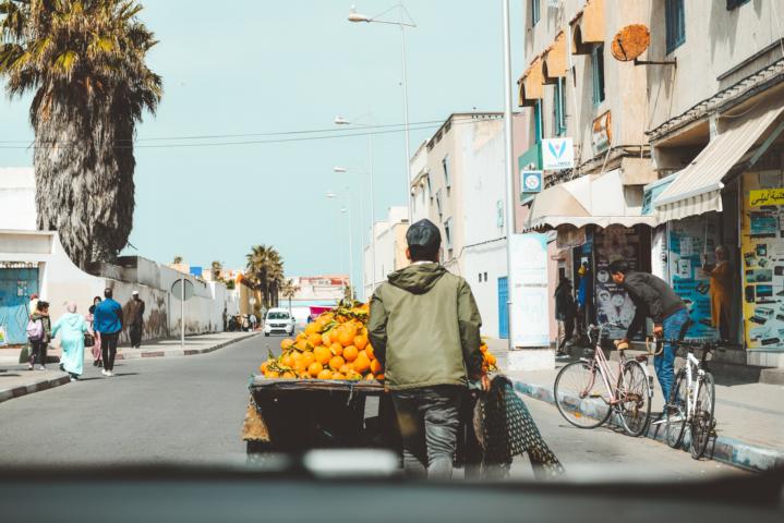 Orangenverkäufer mit seiner Ware Marokko thealkamalsontheroad