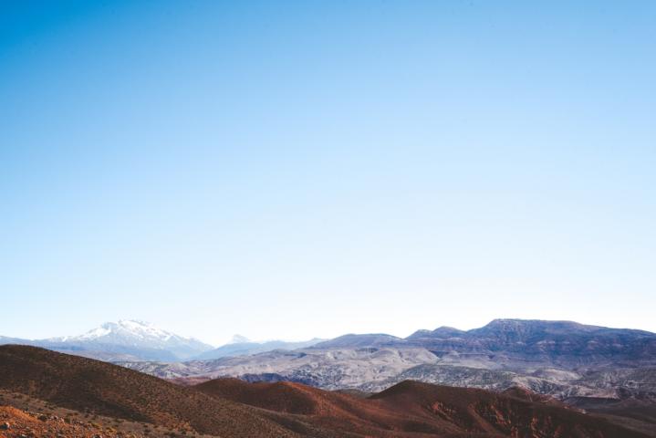 weiter Ausblick im Atlasgebirge Marokko thealkamalsontheroad