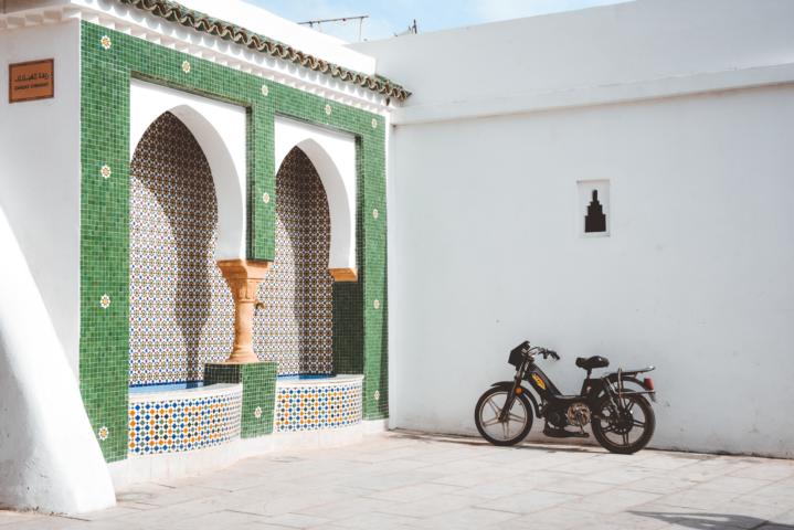 Moped vor Mosaikwand<br />
Rabat Marokko thealkamalsontheroad