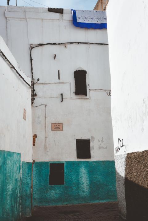 blaue Farbe an weißem Haus Rabat Marokko thealkamalsontheroad