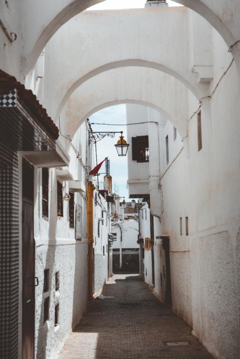 weiße Häuser in Gasse in Rabat Marokko thealkamalsontheroad