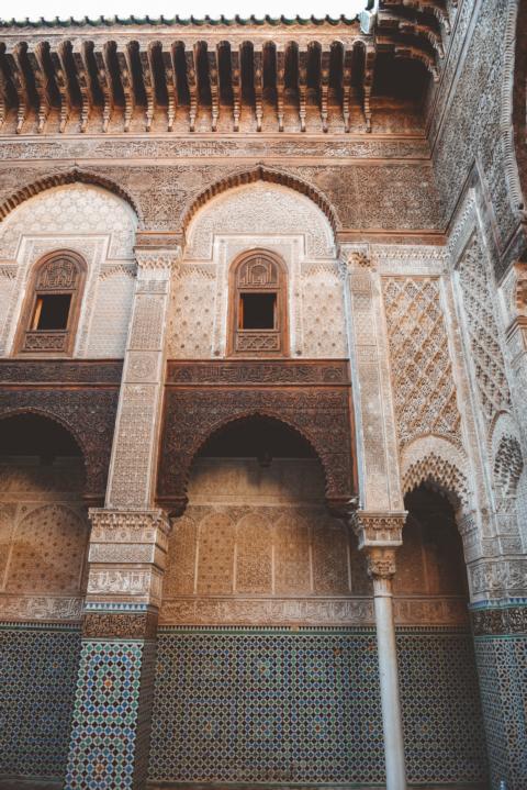 Wände aus verziertem Holz Koranschule Fès Marokko thealkamalsontheroad