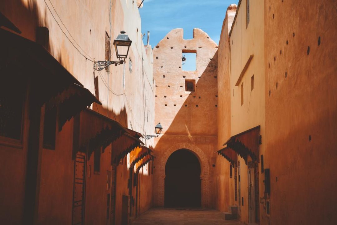 Gasse in Meknès Marokko thealkamalsontheroad
