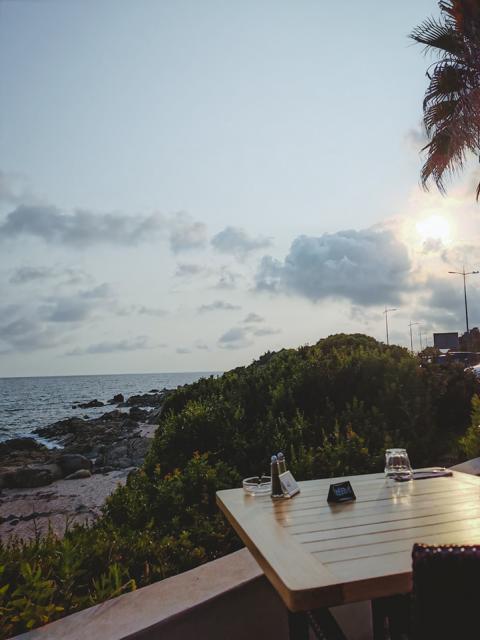 Restauranttisch mit Ausblick aufs Meer Westküste Korsika thealkamalsontheroad