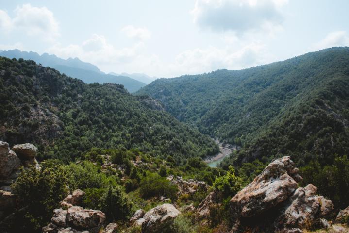 Bergsee auf Korsika thealkamalsontheroad