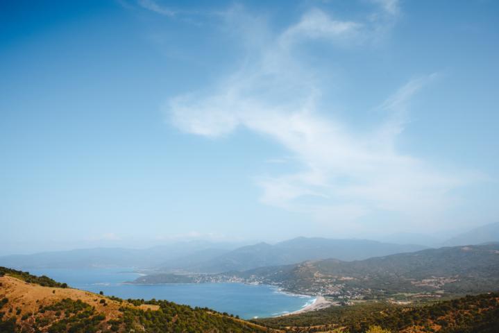 weiter Blick über Küste Korsikas thealkamalsontheroad