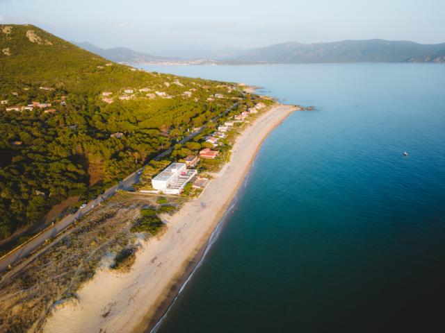 Straße im Süden Korsikas mit Drohne thealkamalsontheroad