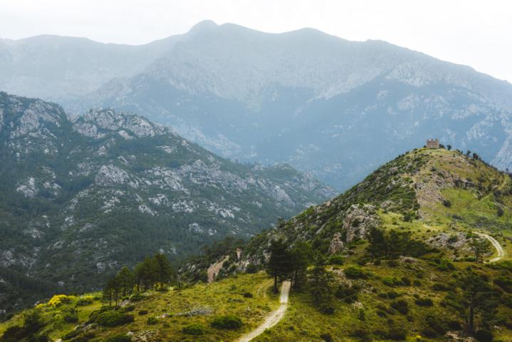 Ruine auf Aussichtsberg Korsika thealkamalsontheroad