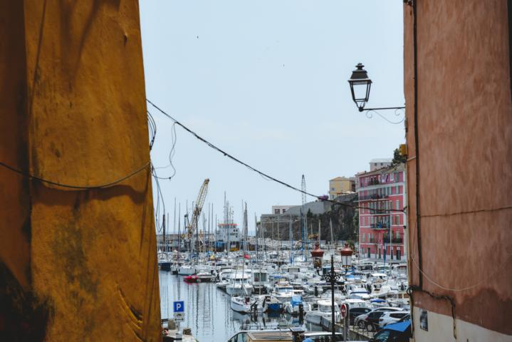 Blick zum Jachthafen von Bastia Korsika thealkamalsontheroad