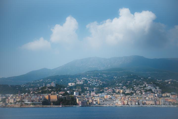 Blick auf Bastia vom Schiff aus Korsika thealkamalsontheroad