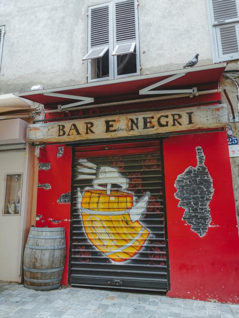 Eingang zu einer Bar in Bastia Korsika thealkamalsontheroad