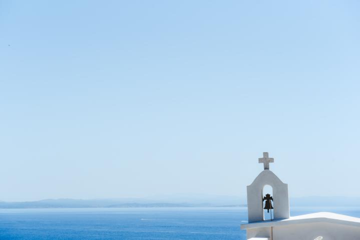 Kirche mit Blick nach Sardinien Bonifacio Korsika thealkamalsontheroad