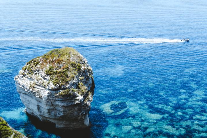 Kreidefelsen im blauen Meer Bonifacio Korsika thealkamalsontheroad