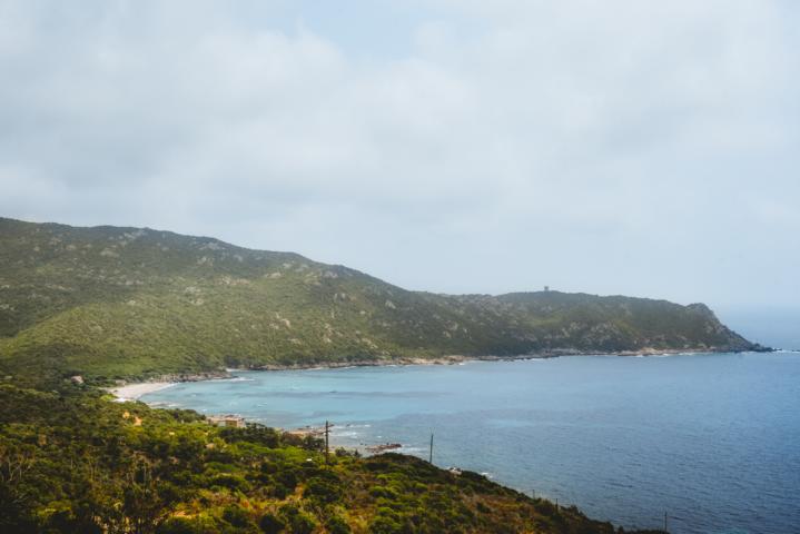 Blick vom letzten Abschnitt der Wanderung aufs Meer Capu di Muru Korsika thealkamalsontheroad
