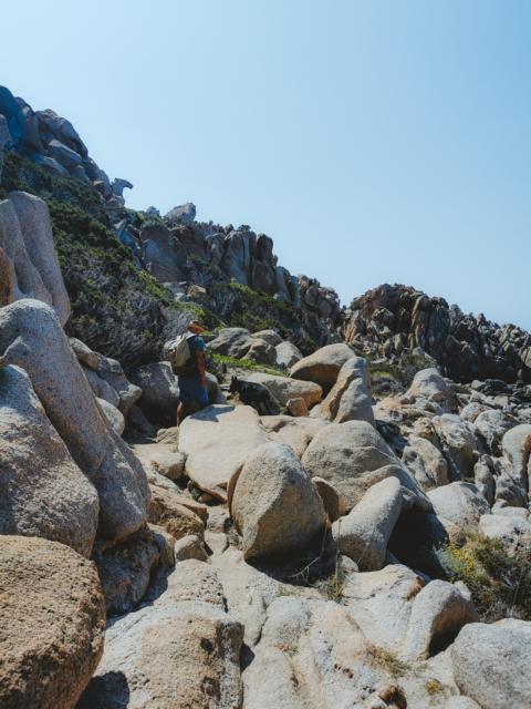 Gesteinsbrocken am Capu di Muru Korsika thealkamalsontheroad