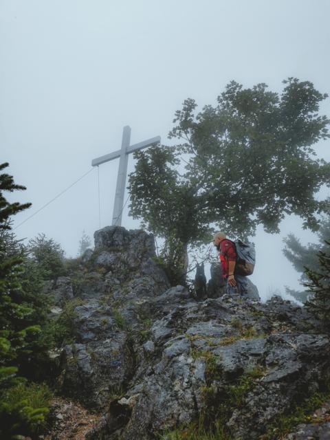 Am Gipfel mit Gipfelkreuz Geierstein Isarwinkel thealkamalsontheroad