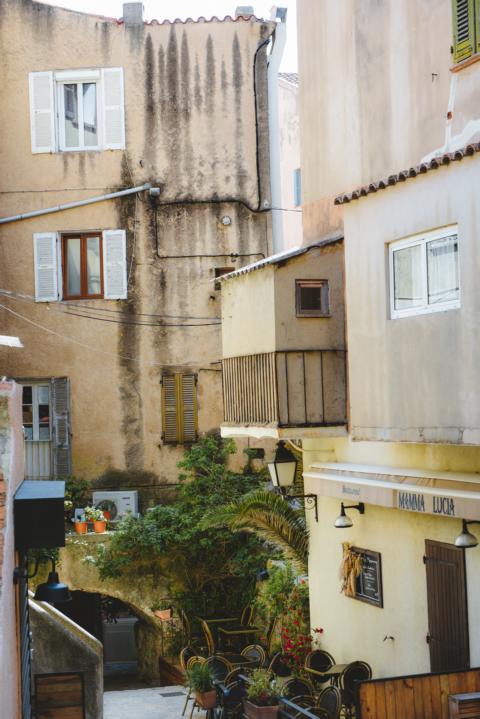 Stadtmitte in Calvi Korsika thealkamalsontheroad