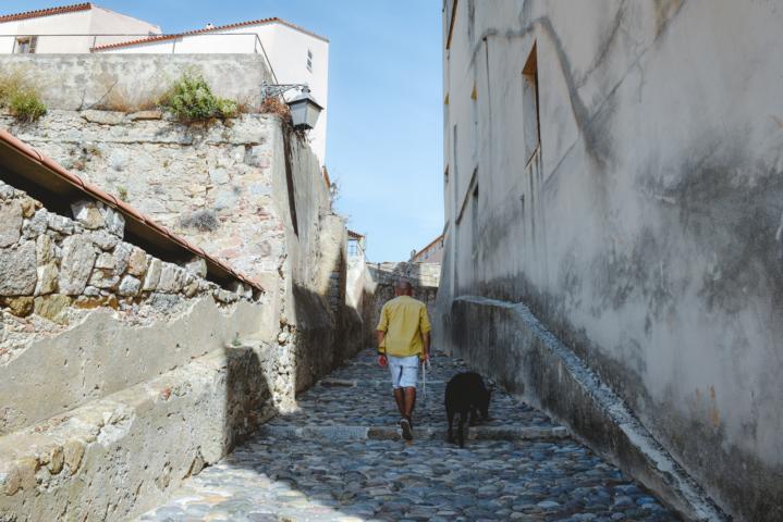 Alaa und Ryok auf dem Weg zur Zitadelle Calvi Korsika thealkamalsontheroad