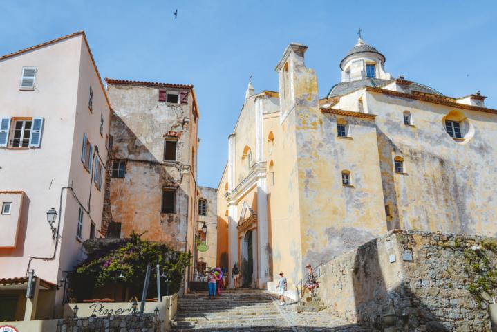 Weg durch Zitadelle mit Kirche Calvi Korsika thealkamalsontheroad