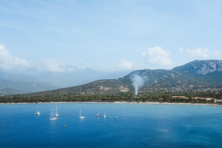 Boote, die anreisen Calvi Korsika thealkamalsontheroaf